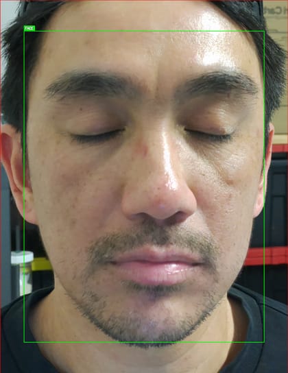 white_center /outputs/capture_b4025e9c-3371-4b7a-b9dc-2dea64cf11d1/capture_b4025e9c-3371-4b7a-b9dc-2dea64cf11d1_white_center_input_cropped_overlay.jpg